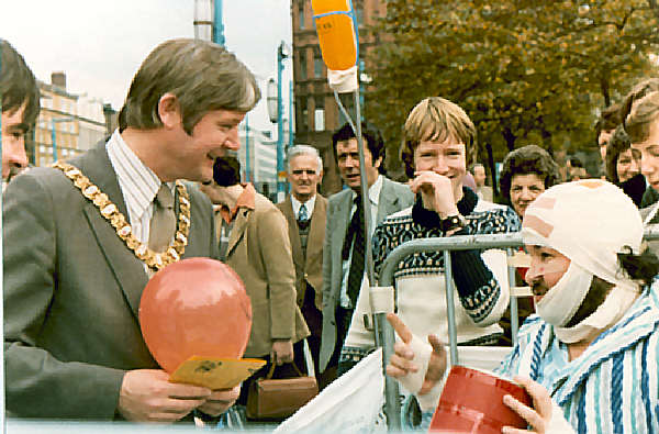 Lord Mayor chats to "patient"